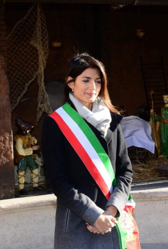 la Raggi con la fascia tricolore addosso