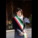la Raggi con la fascia tricolore addosso