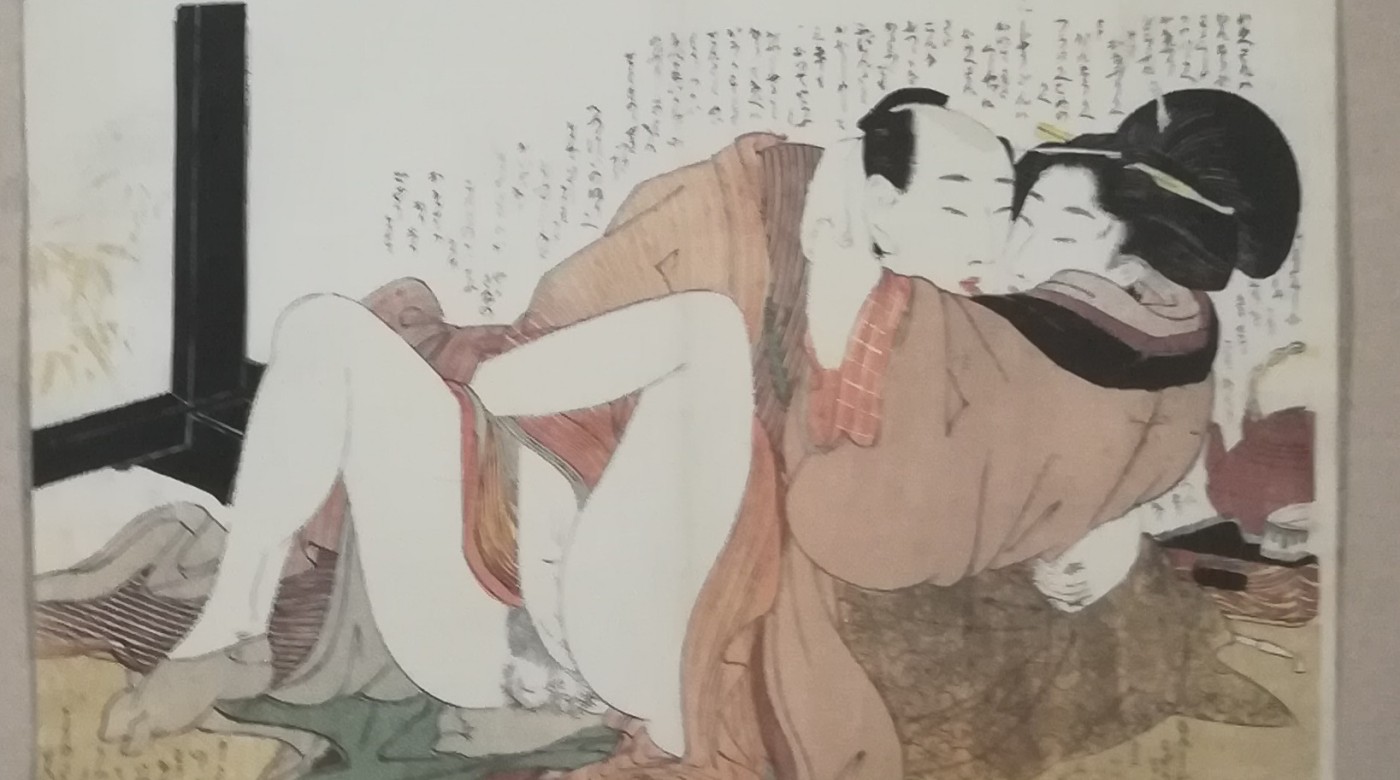 Amanti abbracciati per terra davanti a un paravento che raffigura un bambù - Kitagawa Utamaro