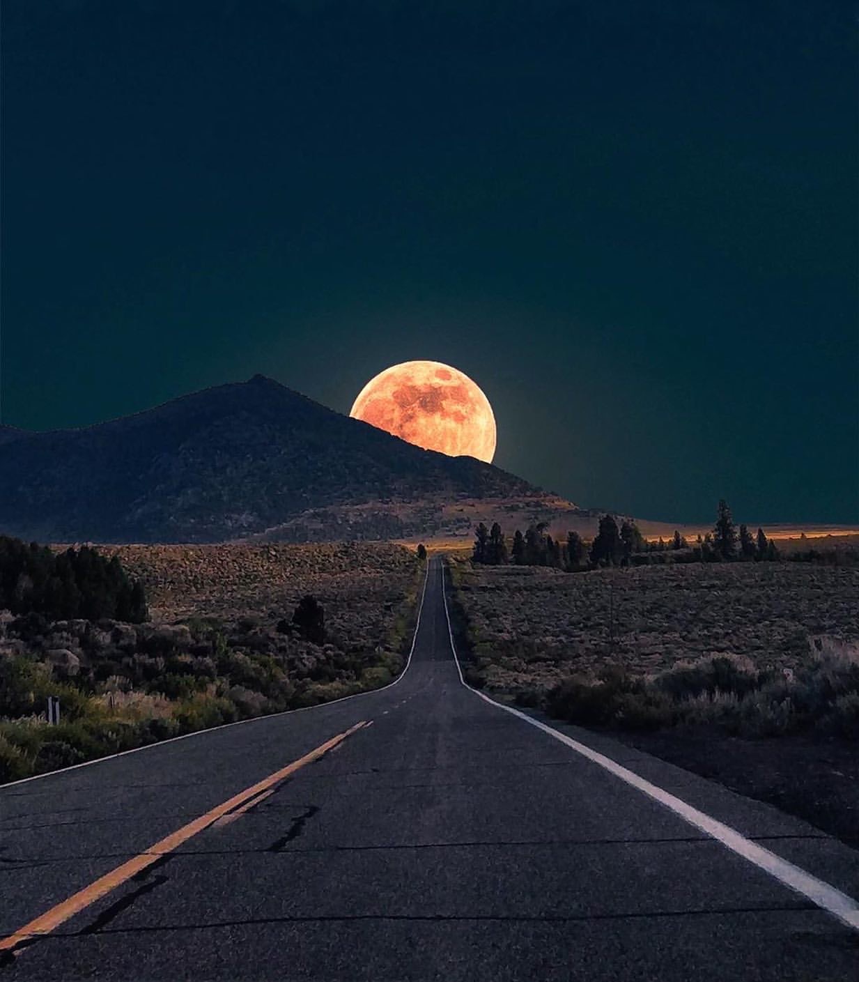 La Luna sta per scomparire dietro la montagna