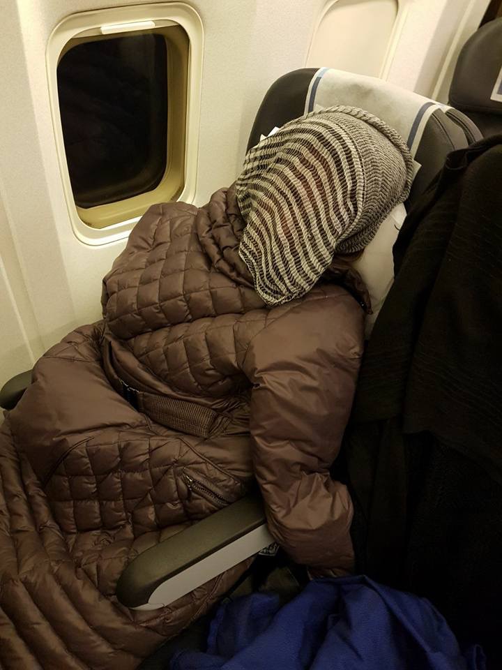 addormentata sull’aereo e ben coperta