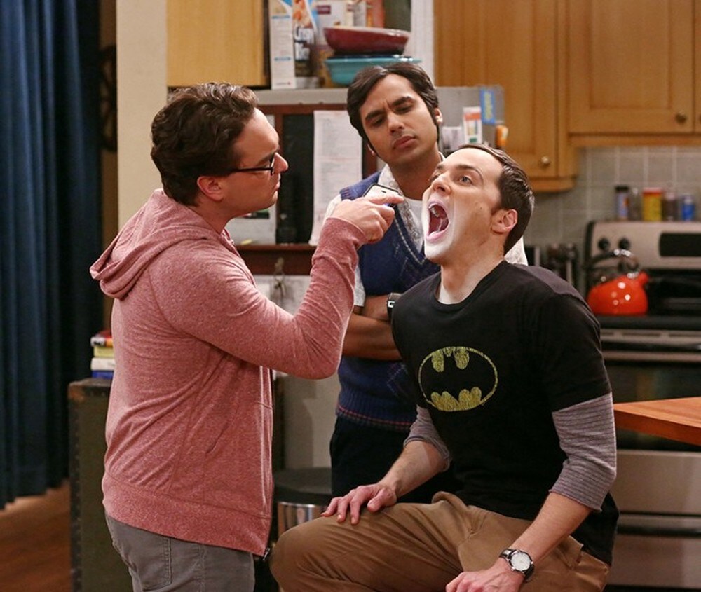 Leonard controlla accuratamente la gola di Sheldon