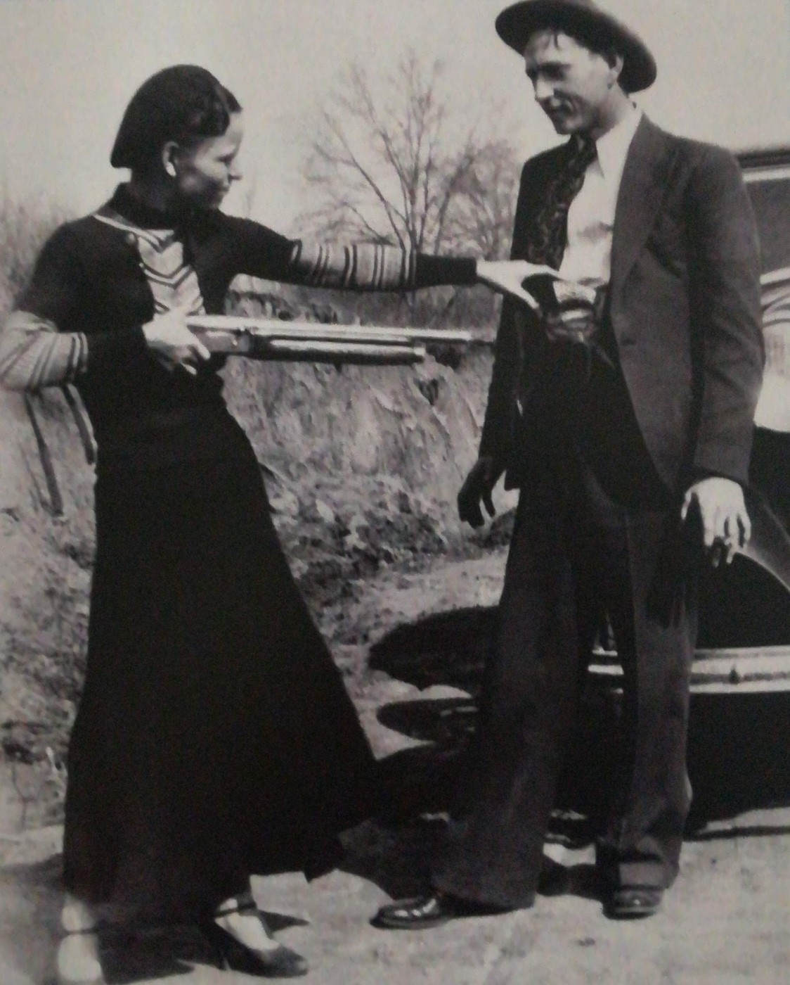 Con i suoi iconici tacchi alti nel 1932 Bonnie gioca a puntare un fucile contro Clyde