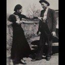 Con i suoi iconici tacchi alti nel 1932 Bonnie gioca a puntare un fucile contro Clyde
