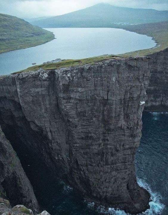 sopra scorre il fiume, sotto il mare, incredibile