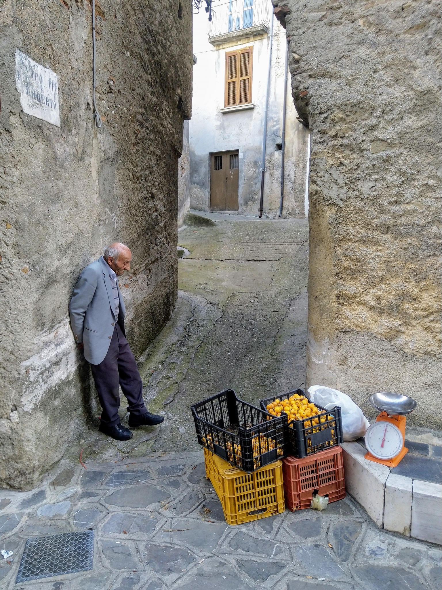 La giacca, la cravatta, la salita in paese dopo la campagna