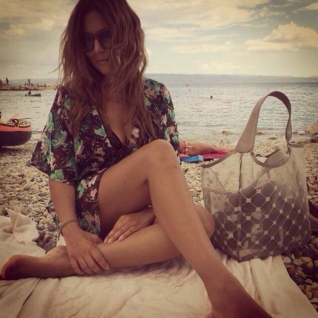 Selvaggia Lucarelli in una giornata al mare