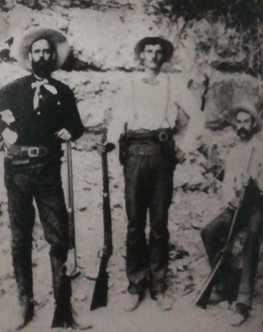Jesse James (a sinistra) in posa con due dei fratelli Younger