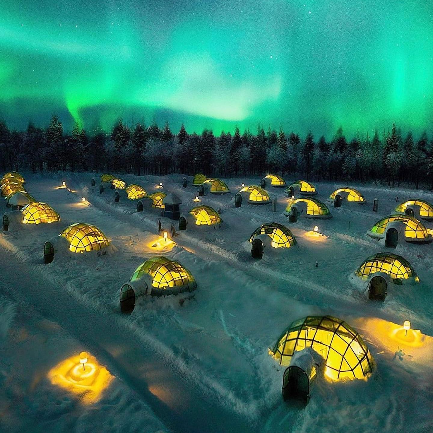 rifugi illuminati nel gelo del circolo polare artico