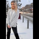 lasciando impronte sulla neve fresca