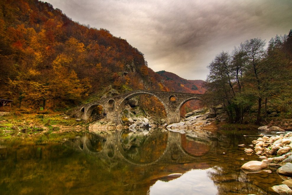notare il gioco di luci e colori del ponte riflesso nell’acqua