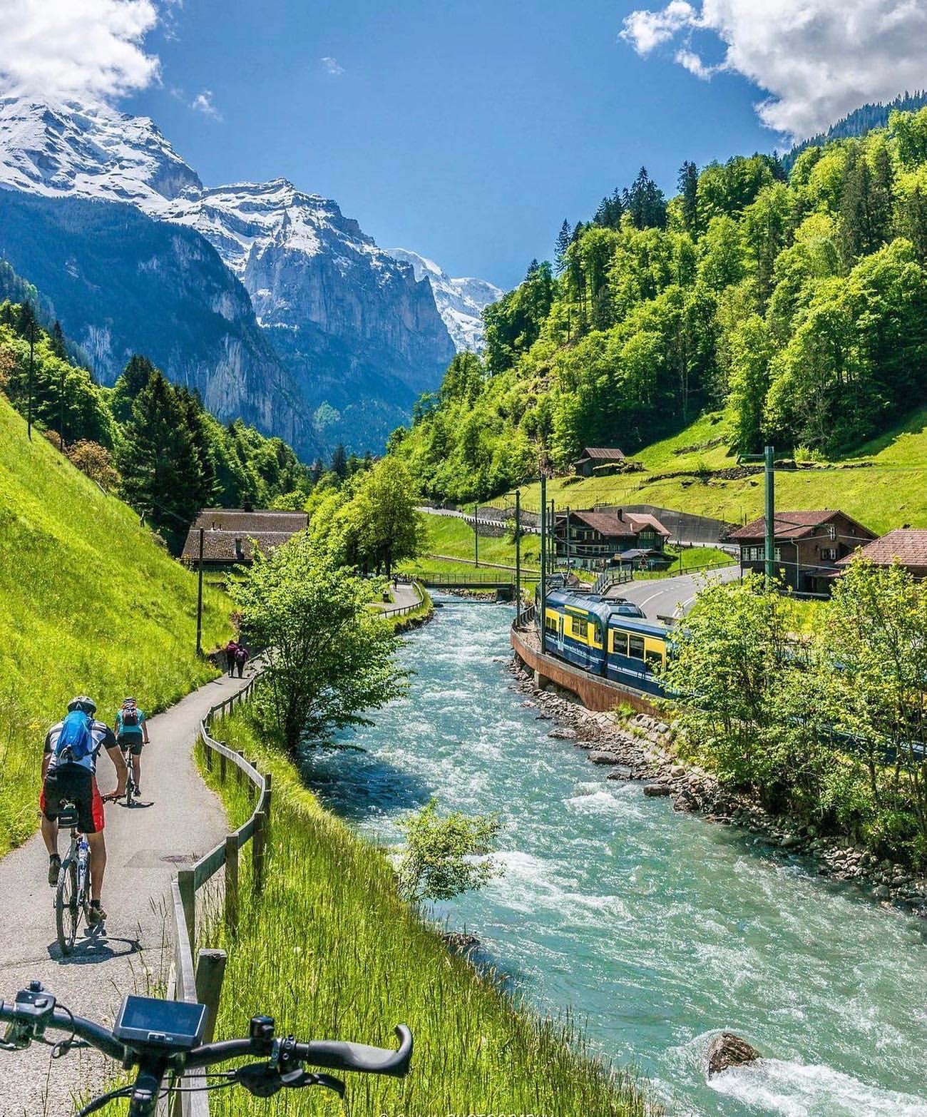 la montagna, il verde e i ghiacciai su