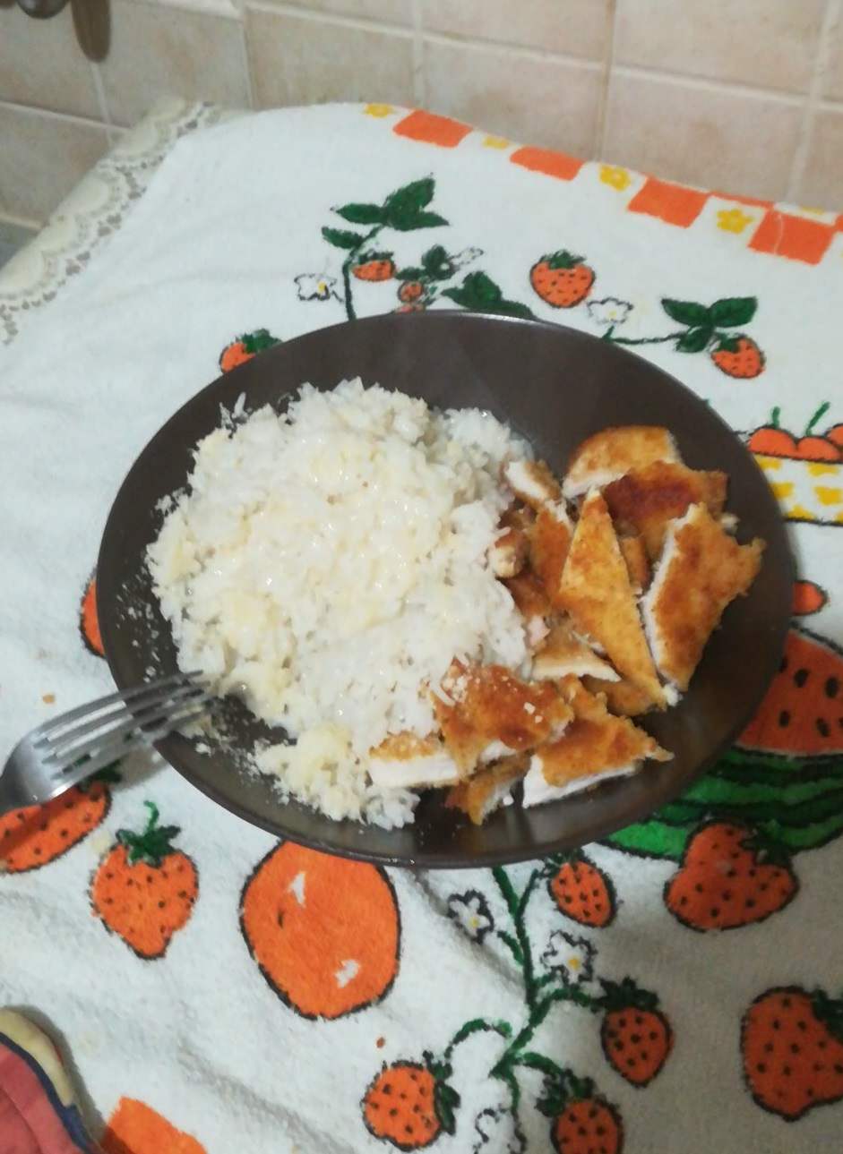 riso in bianco e cotoletta impanata tagliata a pezzi