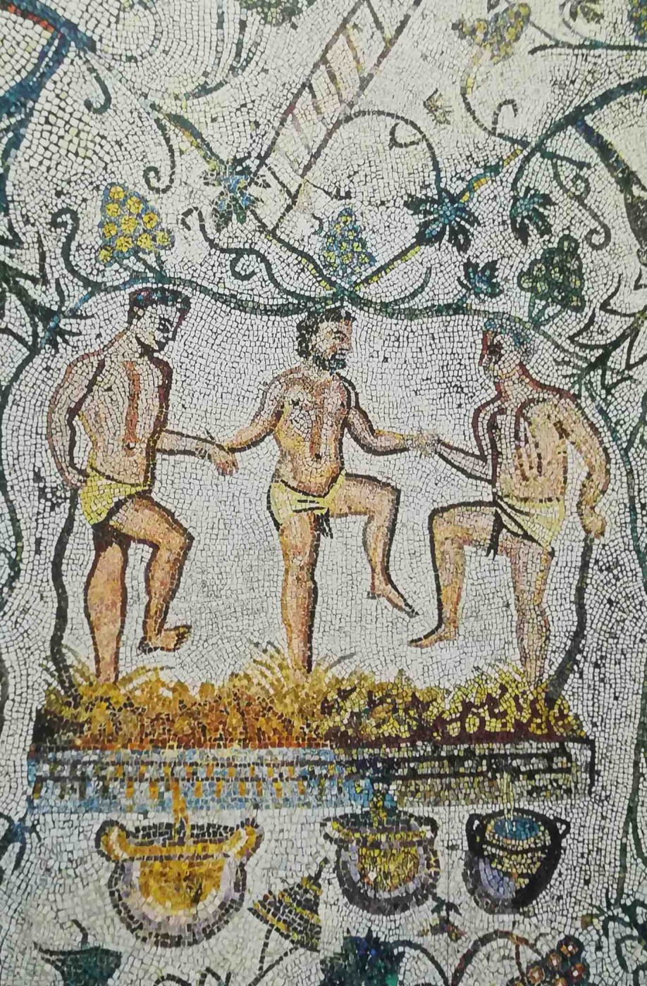 L’uva pigiata nel modo tradizionale con i piedi