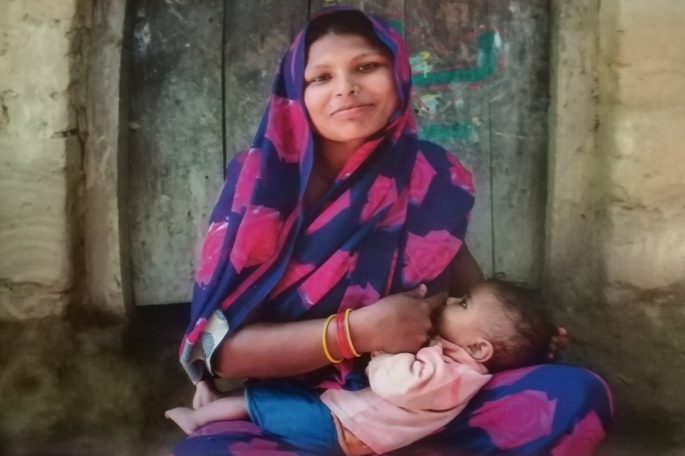 INDIA, una mamma allatta al seno il suo piccolo come appreso da una operatrice durante un corso di formazione