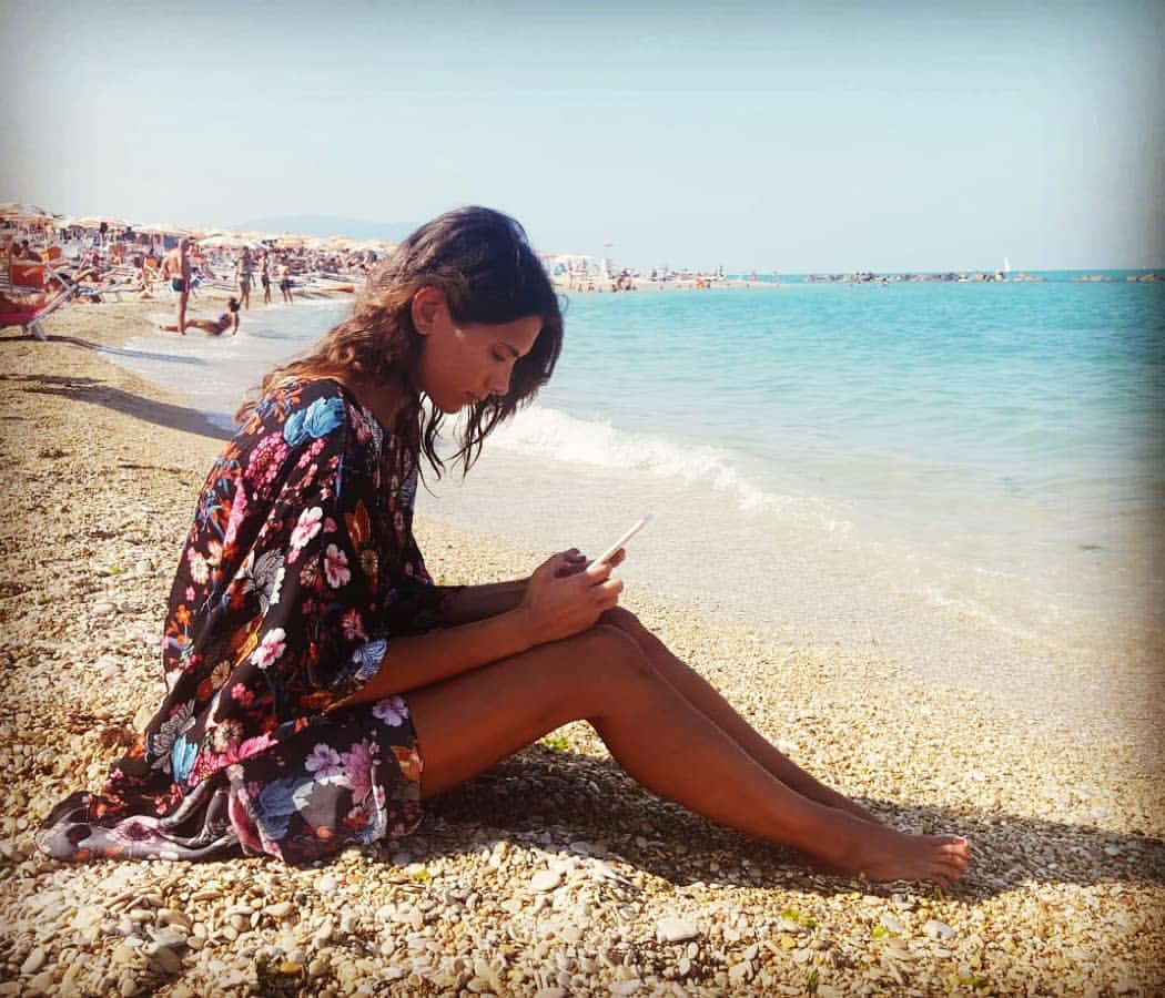 messaggiando in spiaggia - Elena Tambini giornalista ex arbitro
