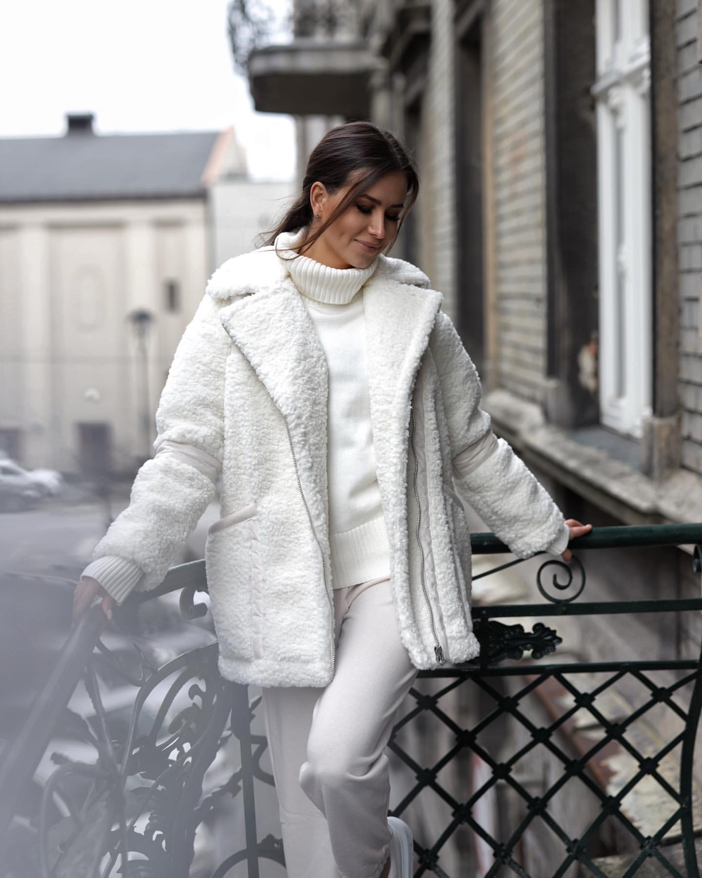 Risplende nel candore del colore bianco