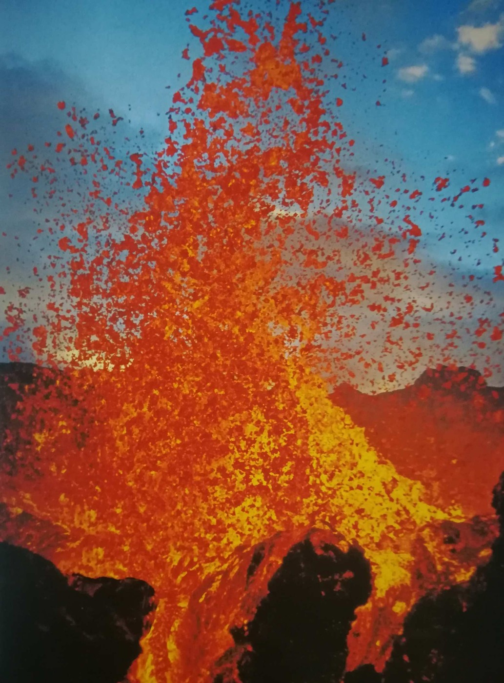 Spruzzi di lava da una fenditura sul vulcano Piton de la Fournaise