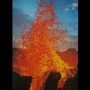 Spruzzi di lava da una fenditura sul vulcano Piton de la Fournaise