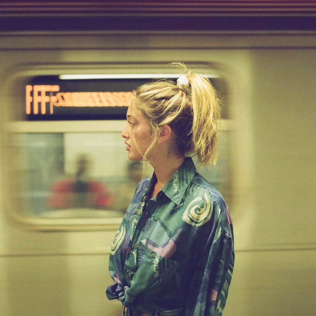 Lindsey in attesa di prendere la metro