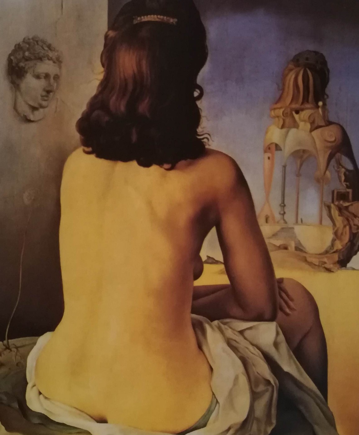 Ma femme, nue, regardant son propre corps devenir marches, trois vertébres d’une colonne, ciel et architecture, 1945
