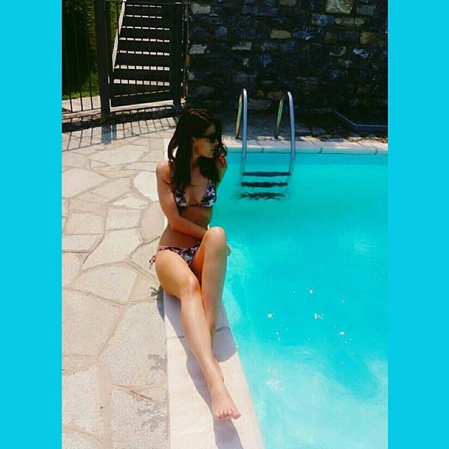 bordo piscina in una splendida giornata di sole