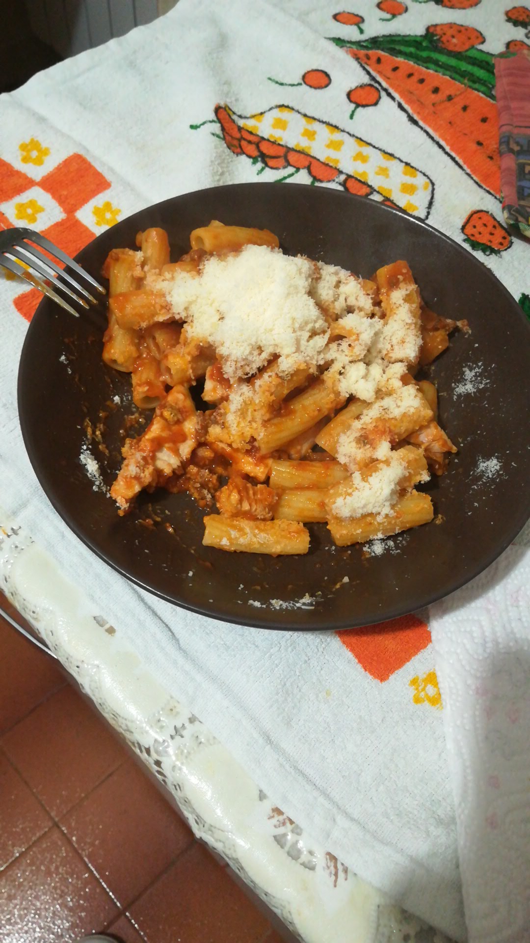 Ieri ho mangiato pasta con ragù di carne e pescespada a pezzetti
