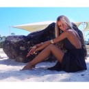 in spiaggia dopo una notte giovane