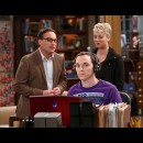 Leonard testa le cuffie antirumore di Sheldon