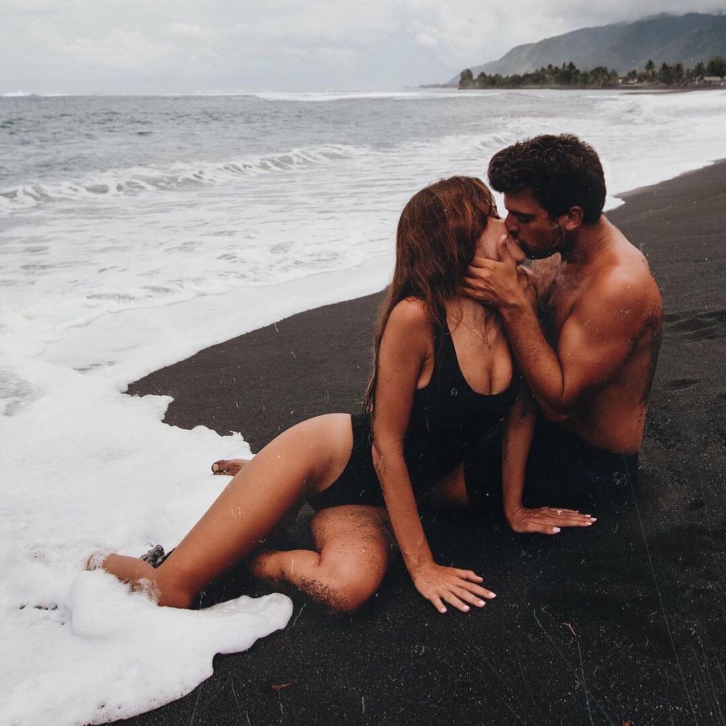 Nous deux sur la plage jurons l’amour éternel