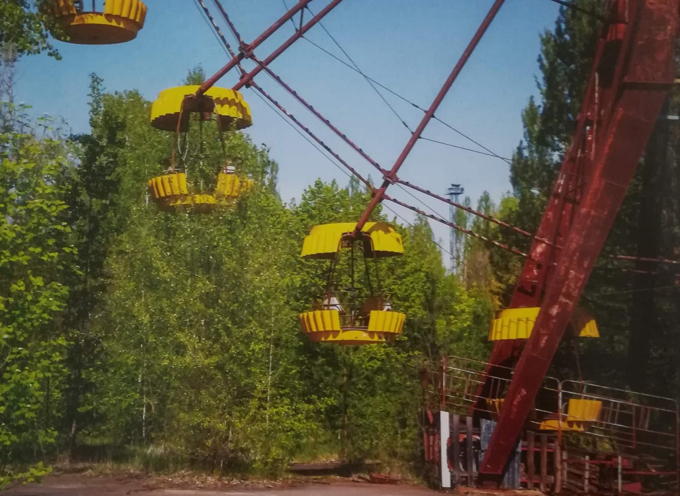 parco giochi abbandonato nella città di Pripyat