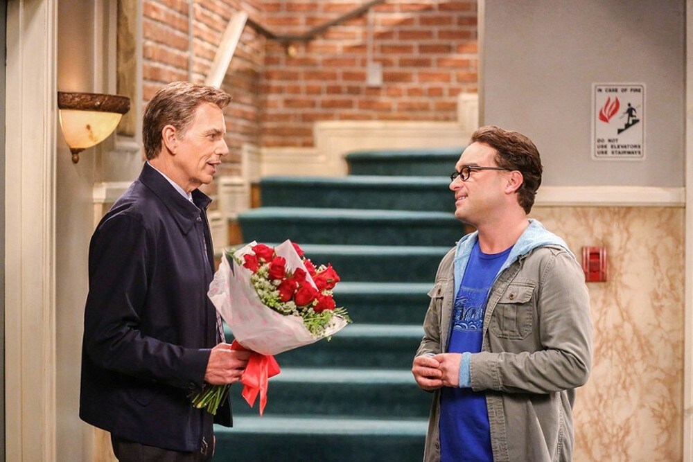 il dottor Oliver Lorvis si presenta a casa di Penny con un mazzo di rose
