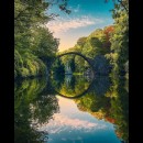 il ponte arcuato riflesso nello spechio d’acqua che passa sotto