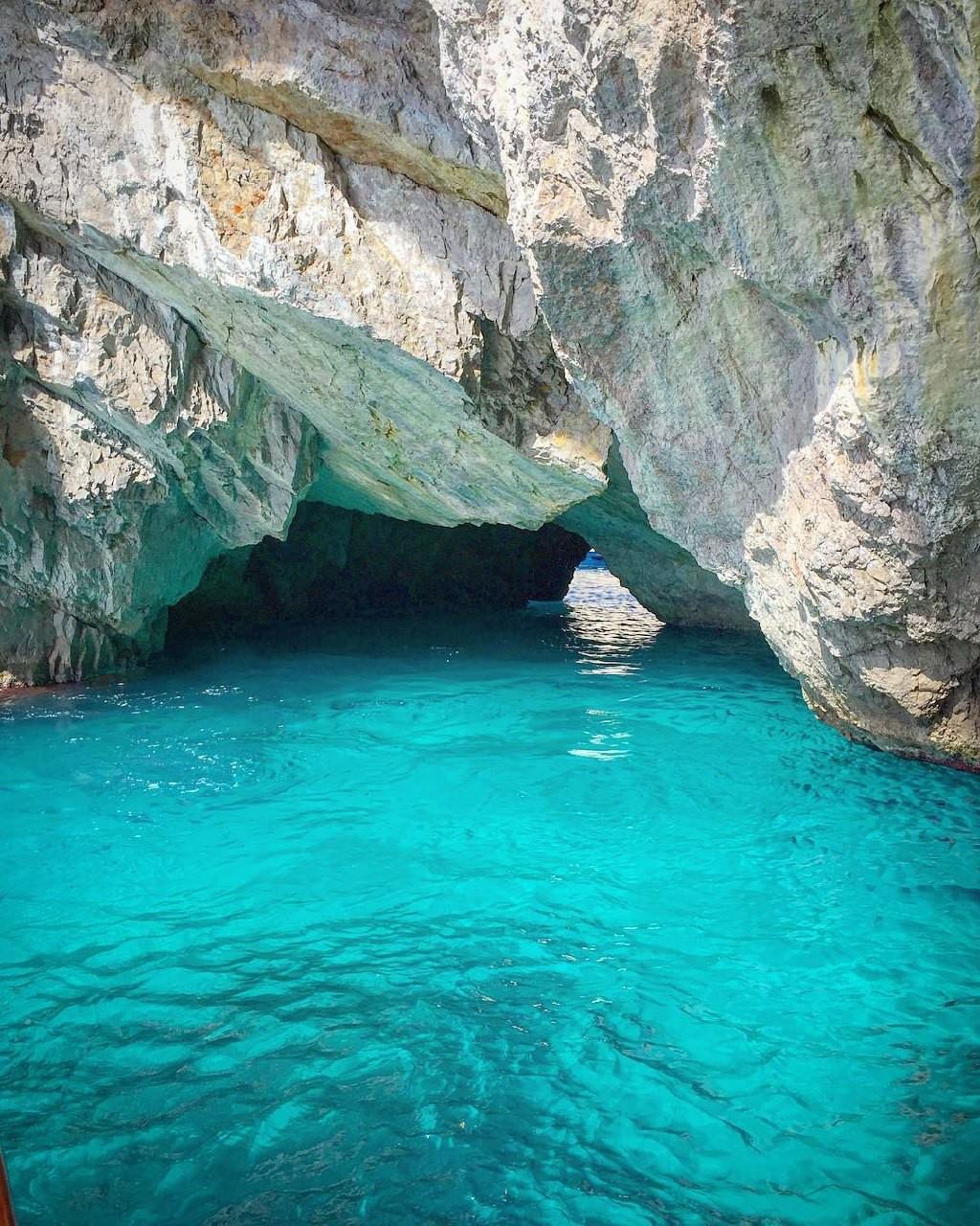 piccolo tunnel nel mare azzurro