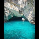 piccolo tunnel nel mare azzurro