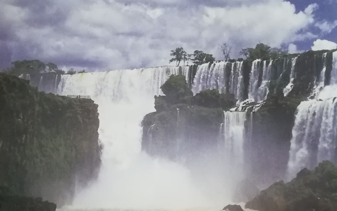 Nel Paranà, Il fiume Iguazú riversa 58.000 tonnellate d’acqua al secondo in una gola a forma di ferro di cavallo