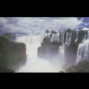 Nel Paranà, Il fiume Iguazú riversa 58.000 tonnellate d’acqua al secondo in una gola a forma di ferro di cavallo