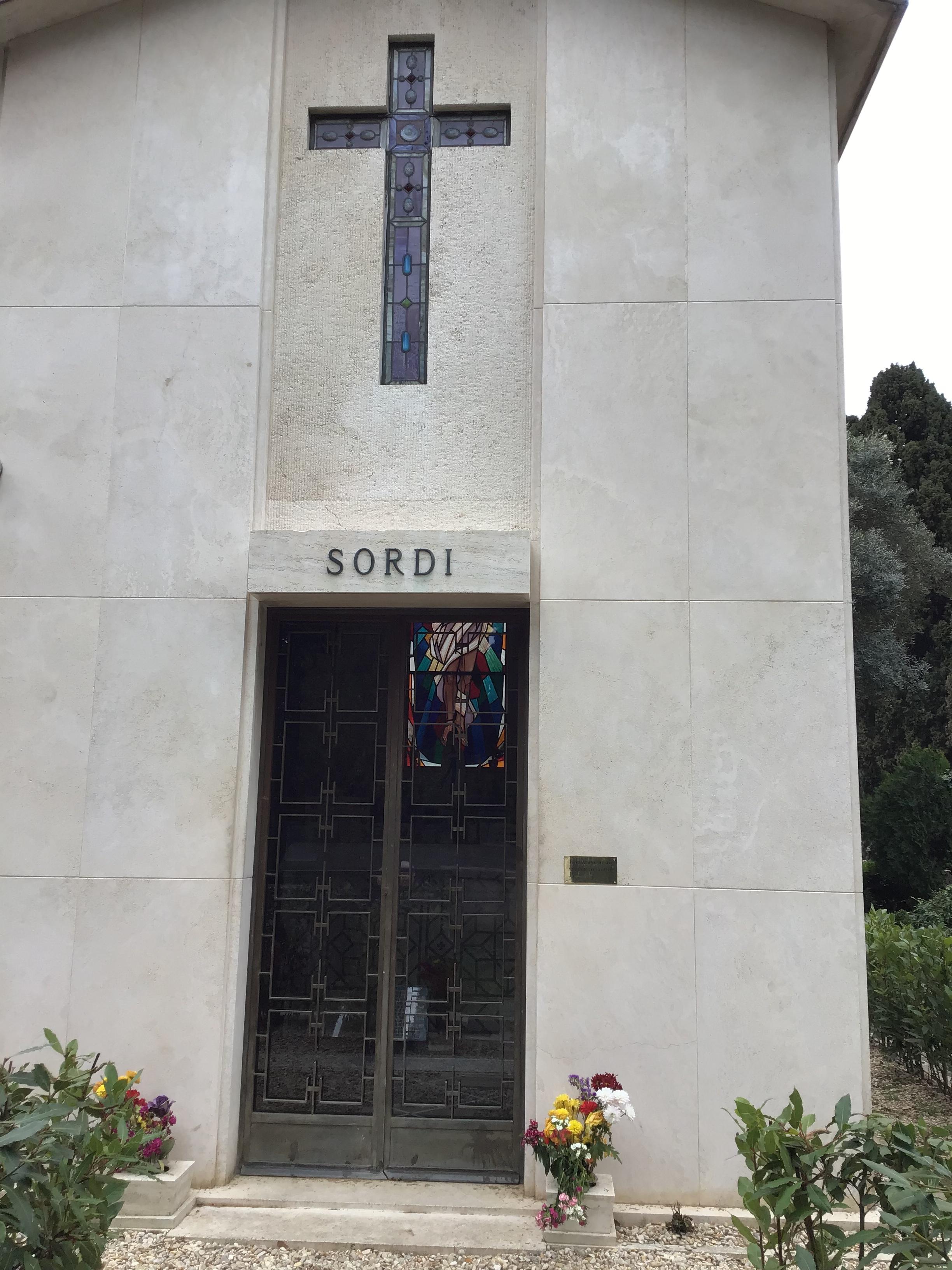 Alberto Sordi nella cappella di famiglia