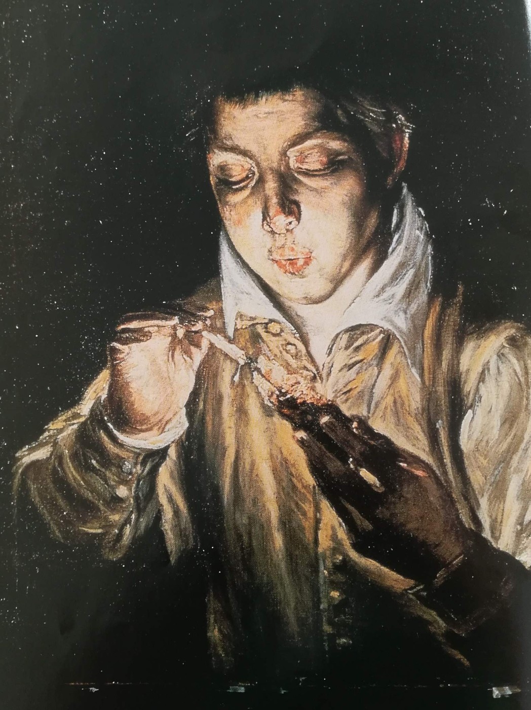 ragazzo che soffia sul tizzone ardente