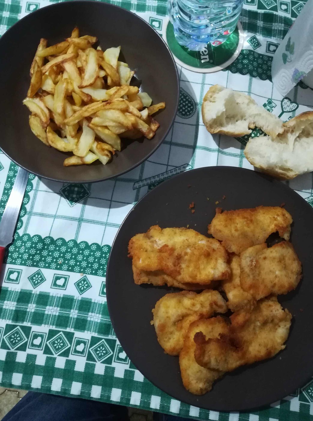 cotolette di pollo impanate e patatine fritte