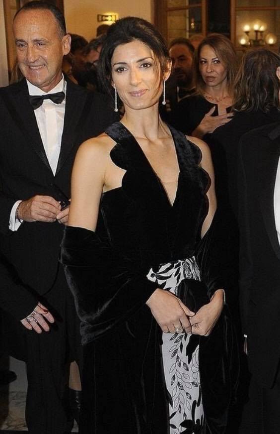 Virginia Raggi a teatro illumina la hall
