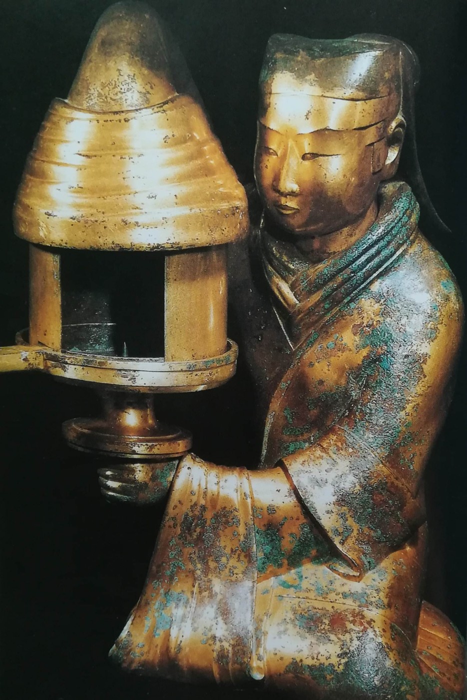 figura di un ancella con lampada