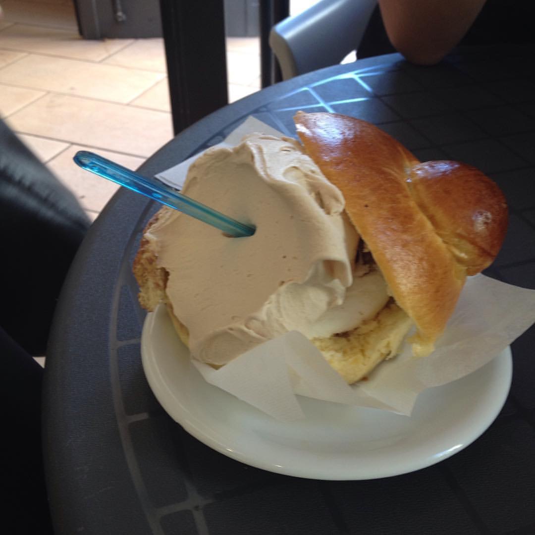 brioche al gelato con crema e nocciola