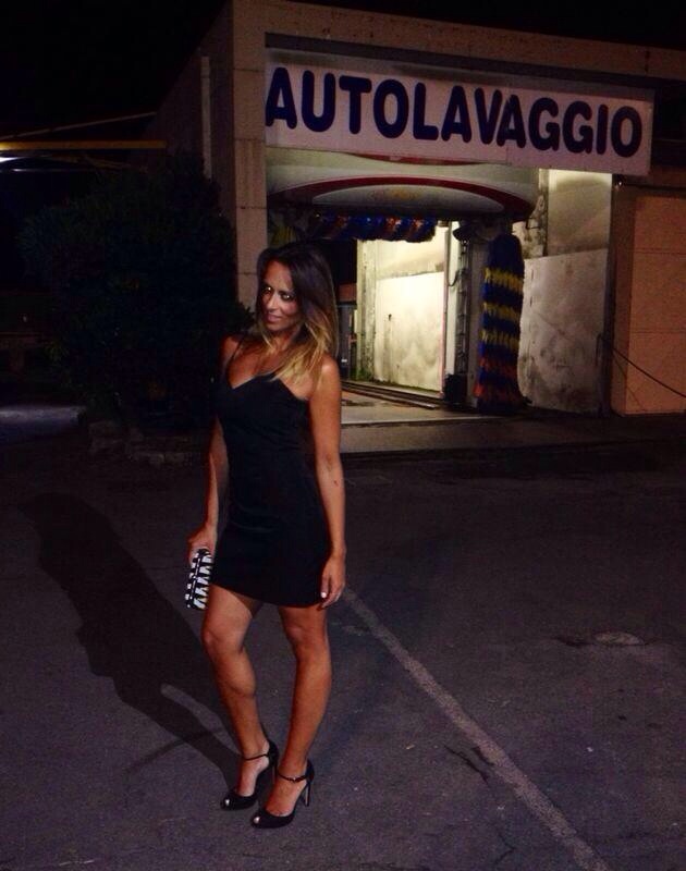 Serena Garitta all’autolavaggio, che fisico ragazzi