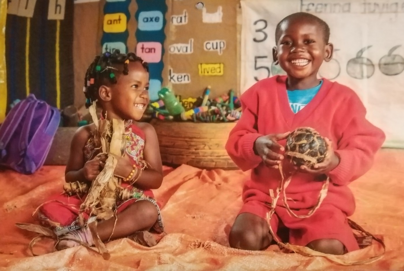 UGANDA Brighton e Jane imparano a costruire giochi con la fibra di banana
