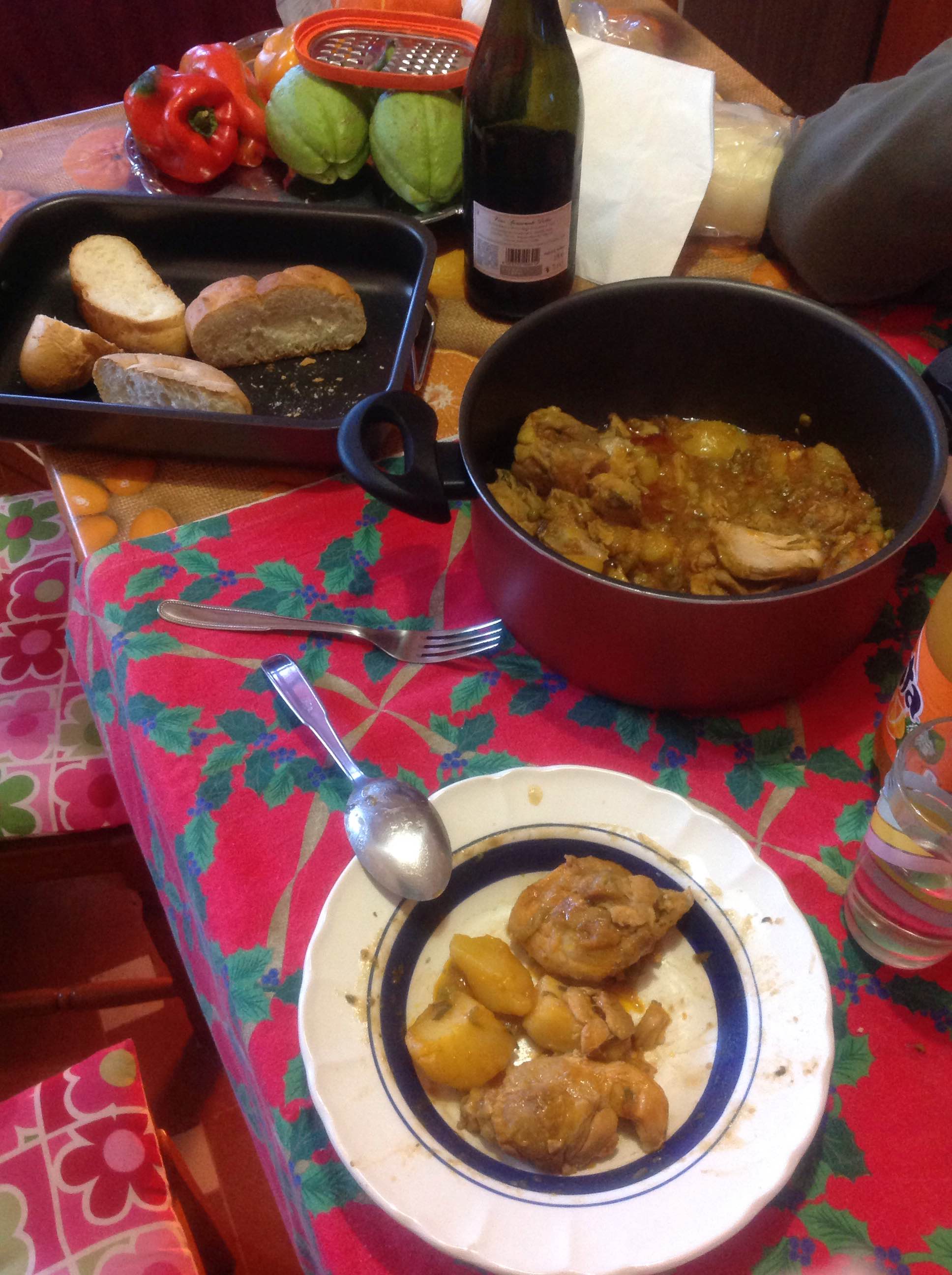 Pollo e patate con pane appena tostato