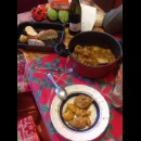 Pollo e patate con pane appena tostato