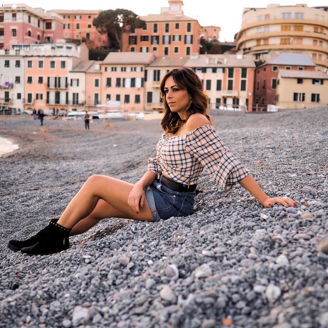 seduta in spiaggia ad ammirare il mare