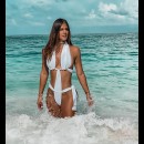 hasta el mar embravecido se detiene para verla salir del agua