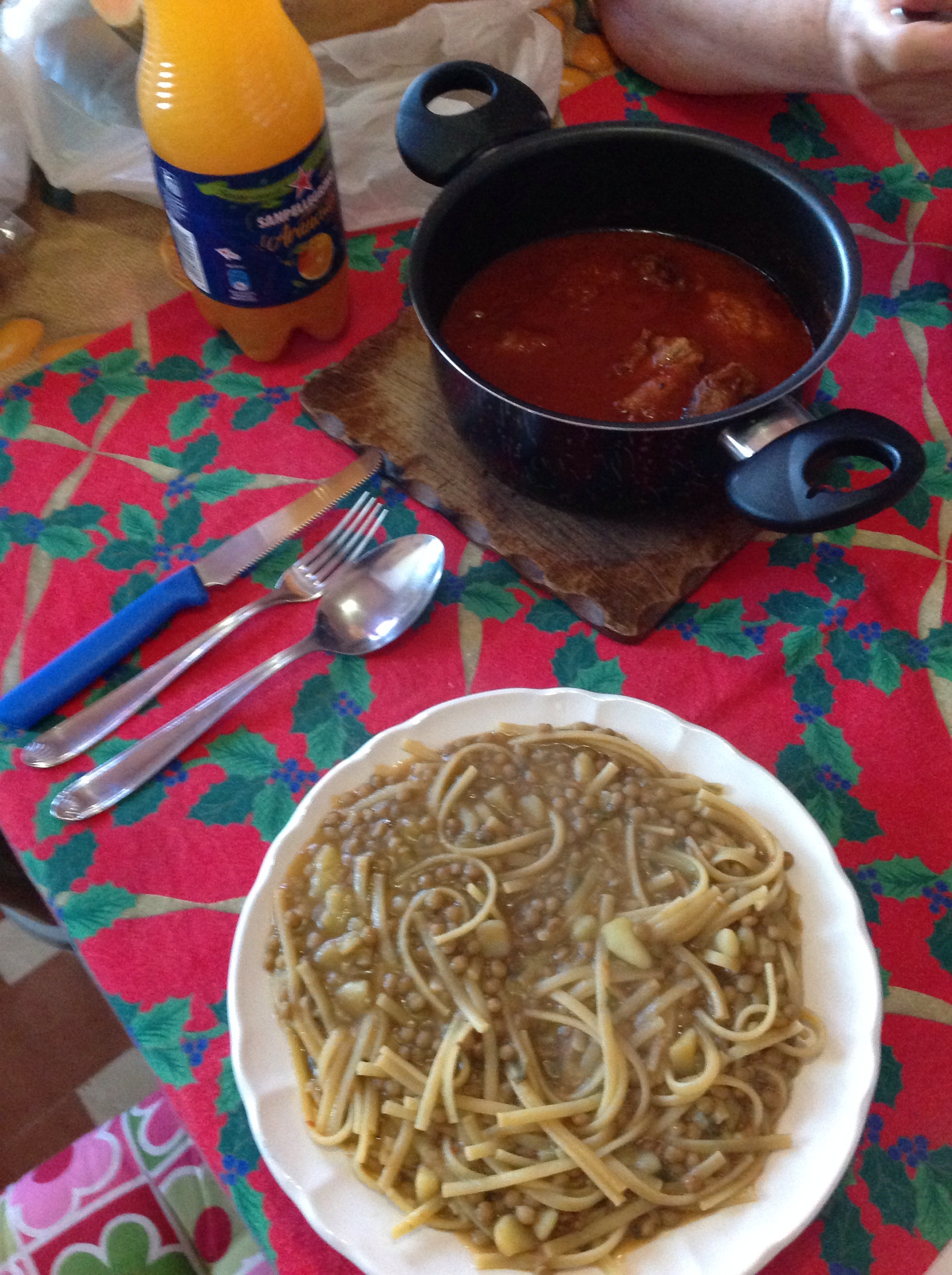 pasta e lenticchie che strabordano dal piatto